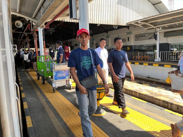 KAI-Kepadatan-di-Stasiun-Kutoarjo-1-1