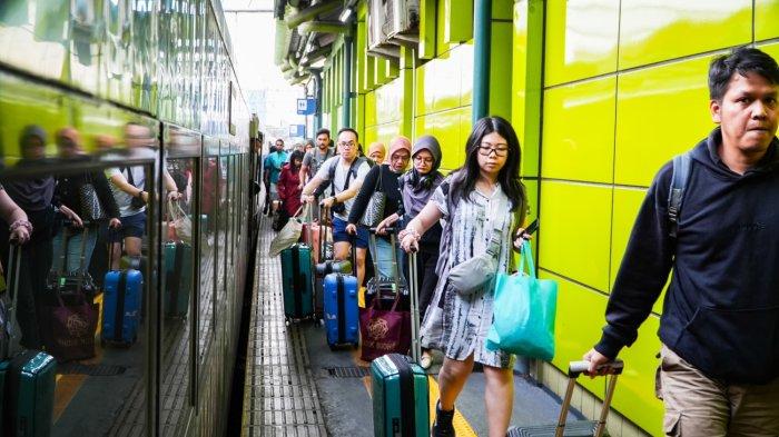 LIBUR-PANJANG-Suasana-Stasiun-Gambir-Gambir-Jakarta-Pusat-pada-Selasa-1352025-4